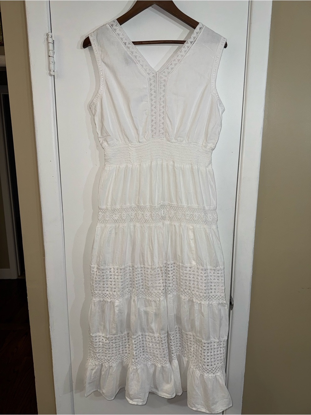 Women's White Sleeveless V-Neck Maxi Dress with Tiered Lace Detail
